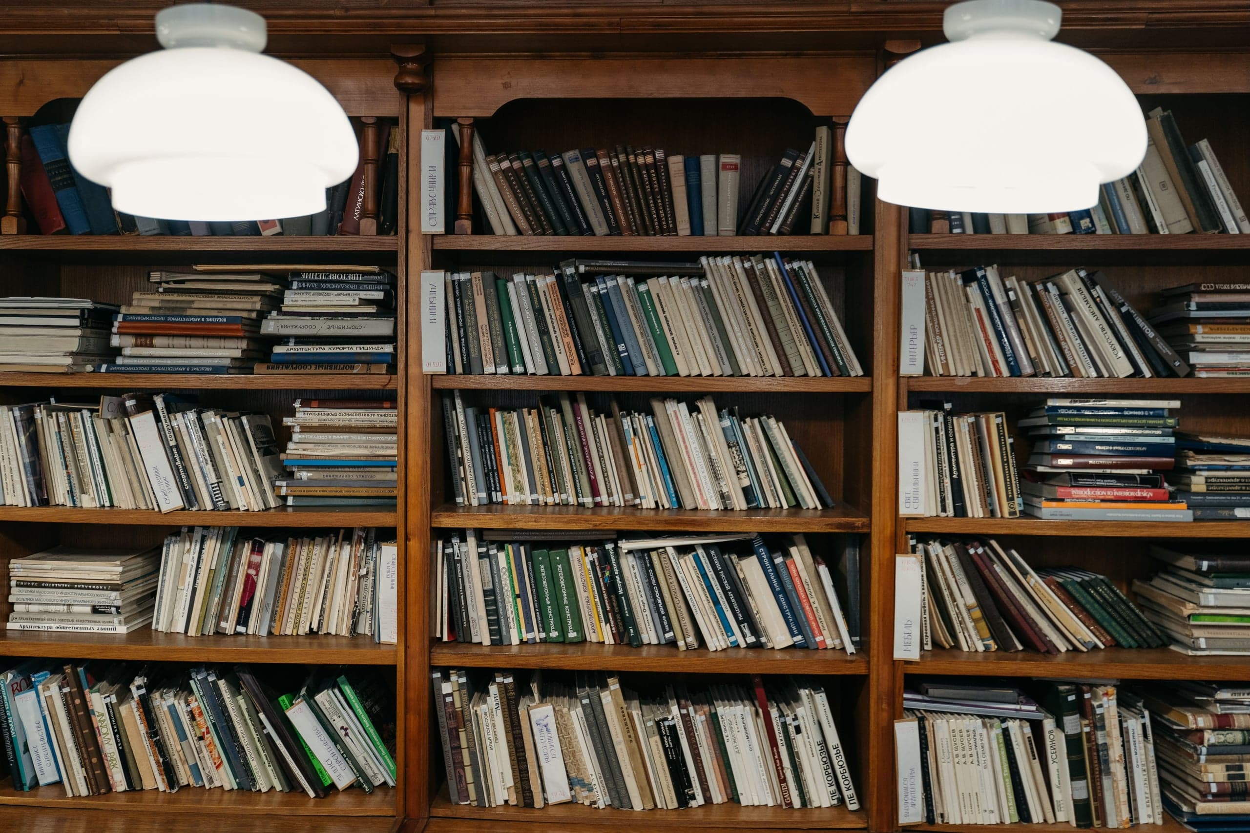 Bibliothèque murale en noyer, du sol au plafond