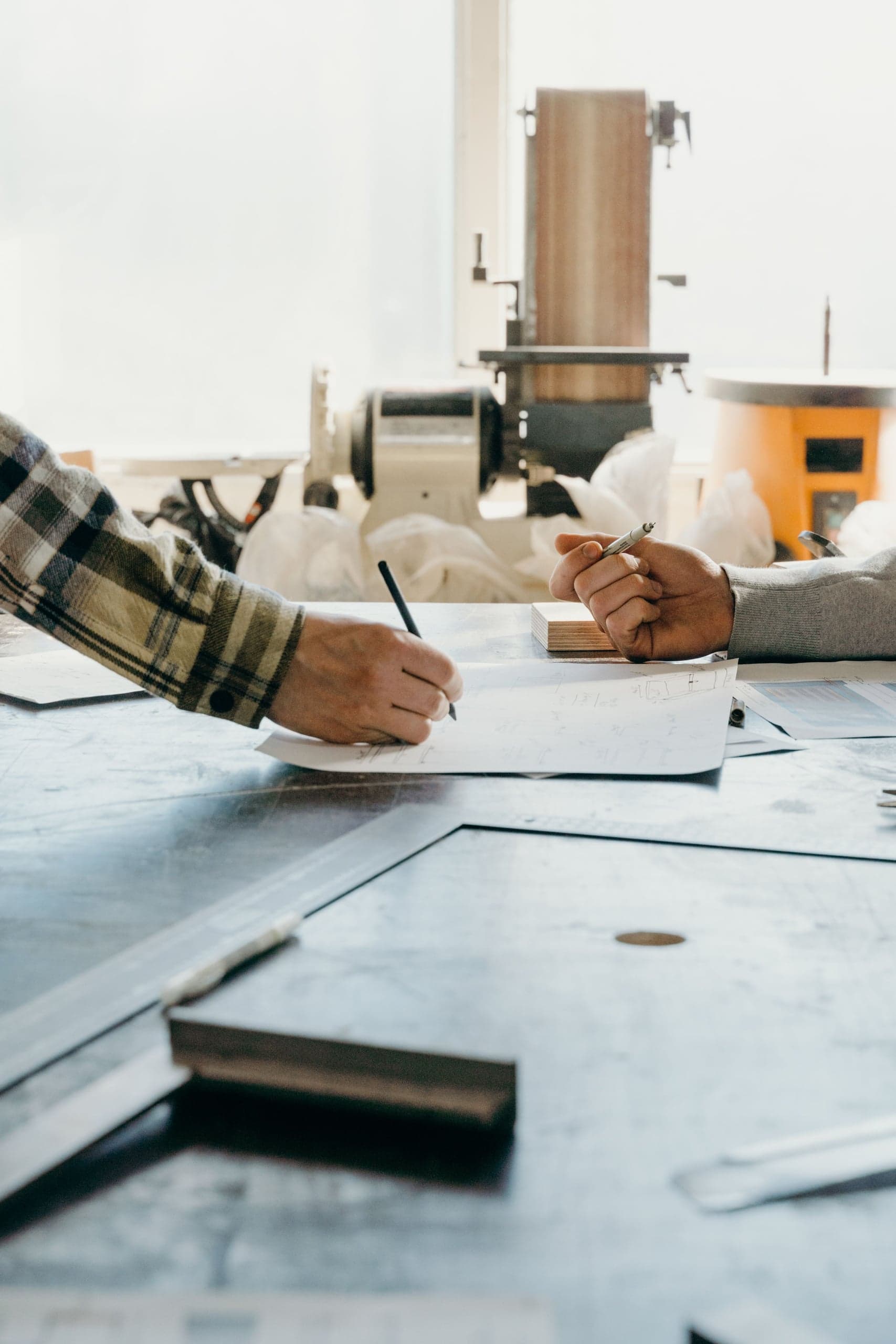Tracé d'un plan à la main avant la fabrication