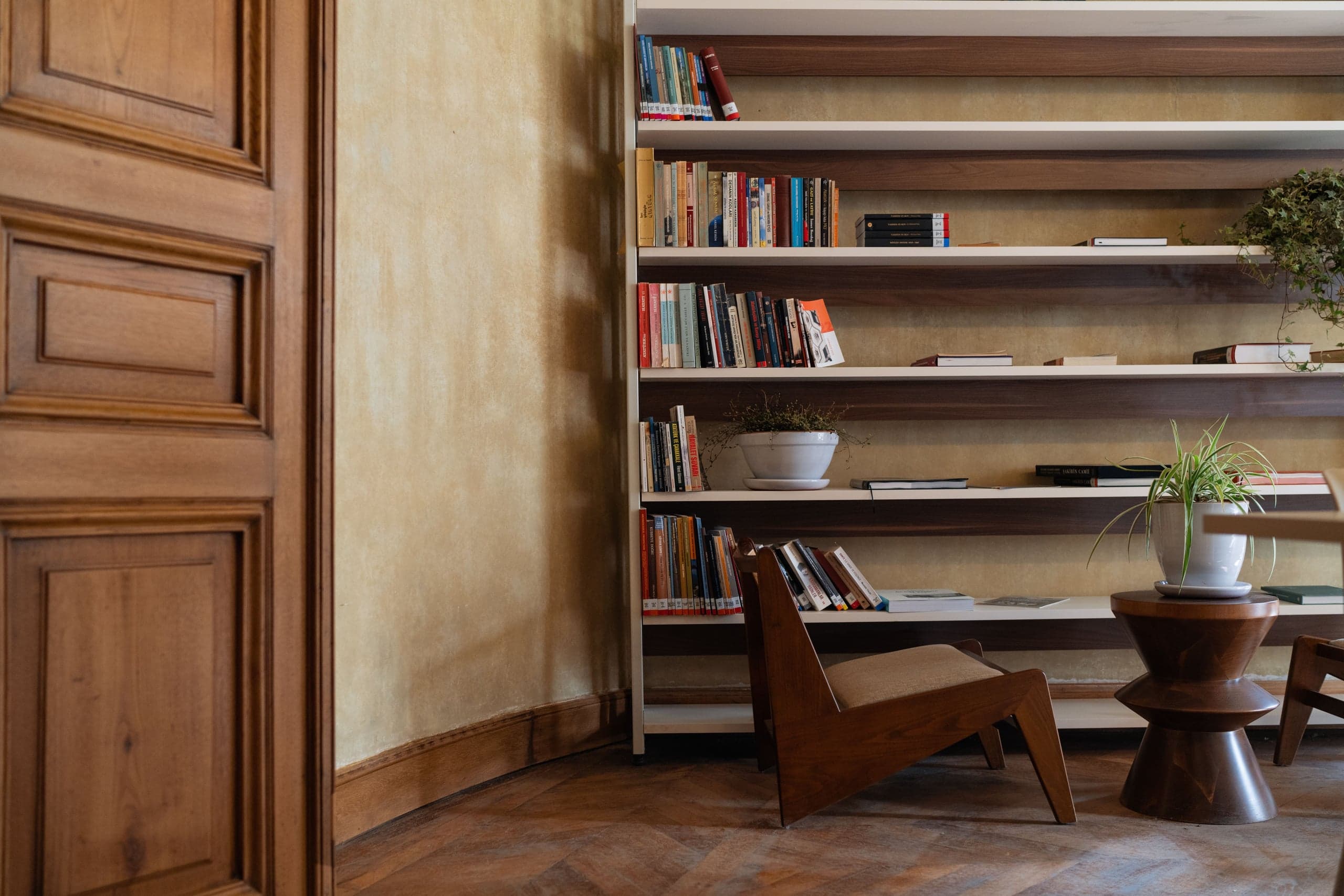 Salon avec étagères ouvertes en bois clair et fauteuil
