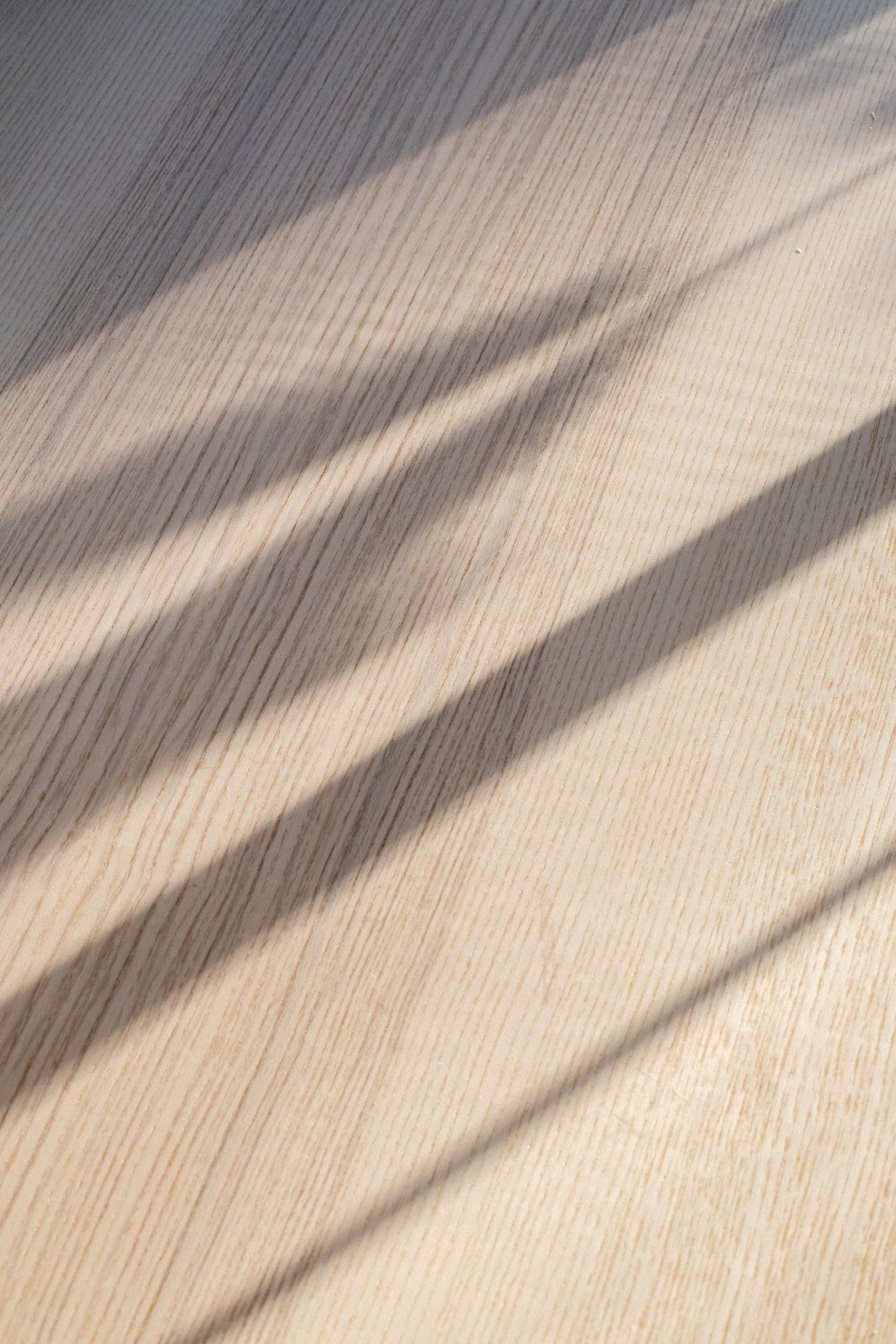 Parquet clair en lumière rasante