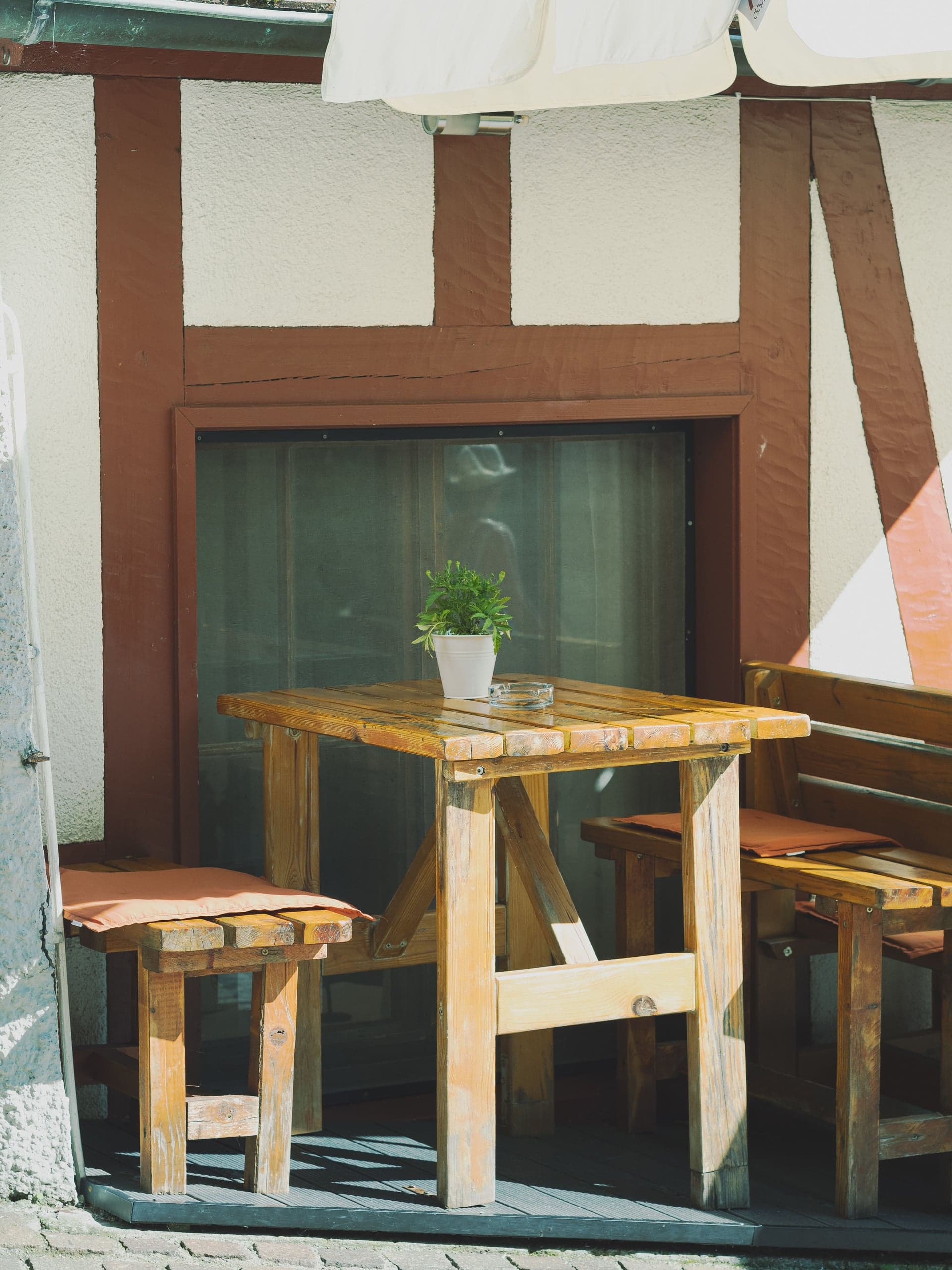 Table et bancs en bois massif sur une terrasse